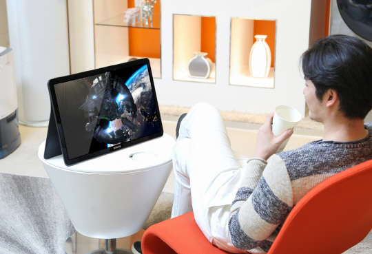 삼성전자 모델이 '갤럭시 뷰'를 통해 콘텐츠를 감상하고 있다. <삼성전자 제공>